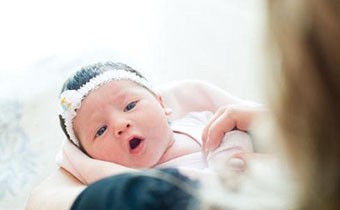 寶寶剛生出來就擠乳頭好嗎 新生女寶要不要擠乳頭