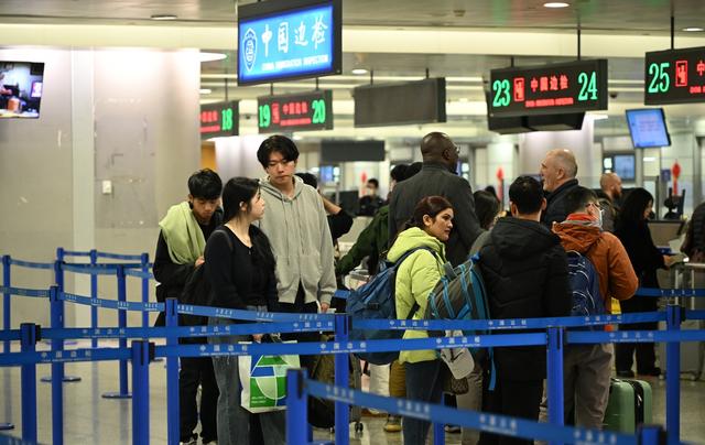 預(yù)計日均通關(guān)180萬人次！各口岸迎春節(jié)出入境游玩探親客流高峰