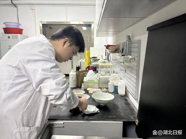我在湖北修文物｜95后“老師傅”汪洋，“妙手回春”還瓷器原貌