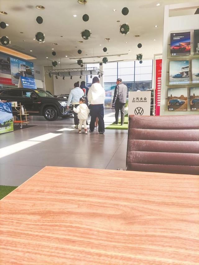 記者實(shí)探降價(jià)戰(zhàn)下的4S店 比亞迪有的門(mén)店看車(chē)客戶(hù)增5倍