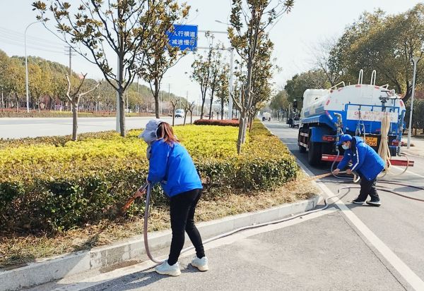 掇刀區(qū)市政園林管理處組織人員對色塊植物進行養(yǎng)