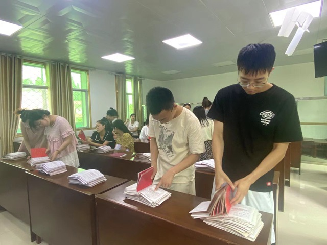 以筆寄情 共筑成長(zhǎng) ——鐘祥市石牌鎮(zhèn)小學(xué)開展“溫馨評(píng)語(yǔ)”展評(píng)