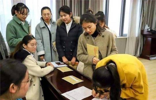 師范生迎來壞消息，中小學(xué)教師招聘門檻提升，想當(dāng)老師要早做打算