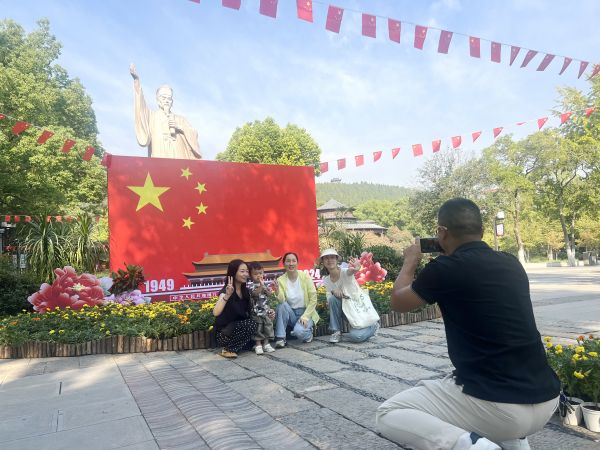 城區(qū)龍泉公園廣場扮靚迎國慶